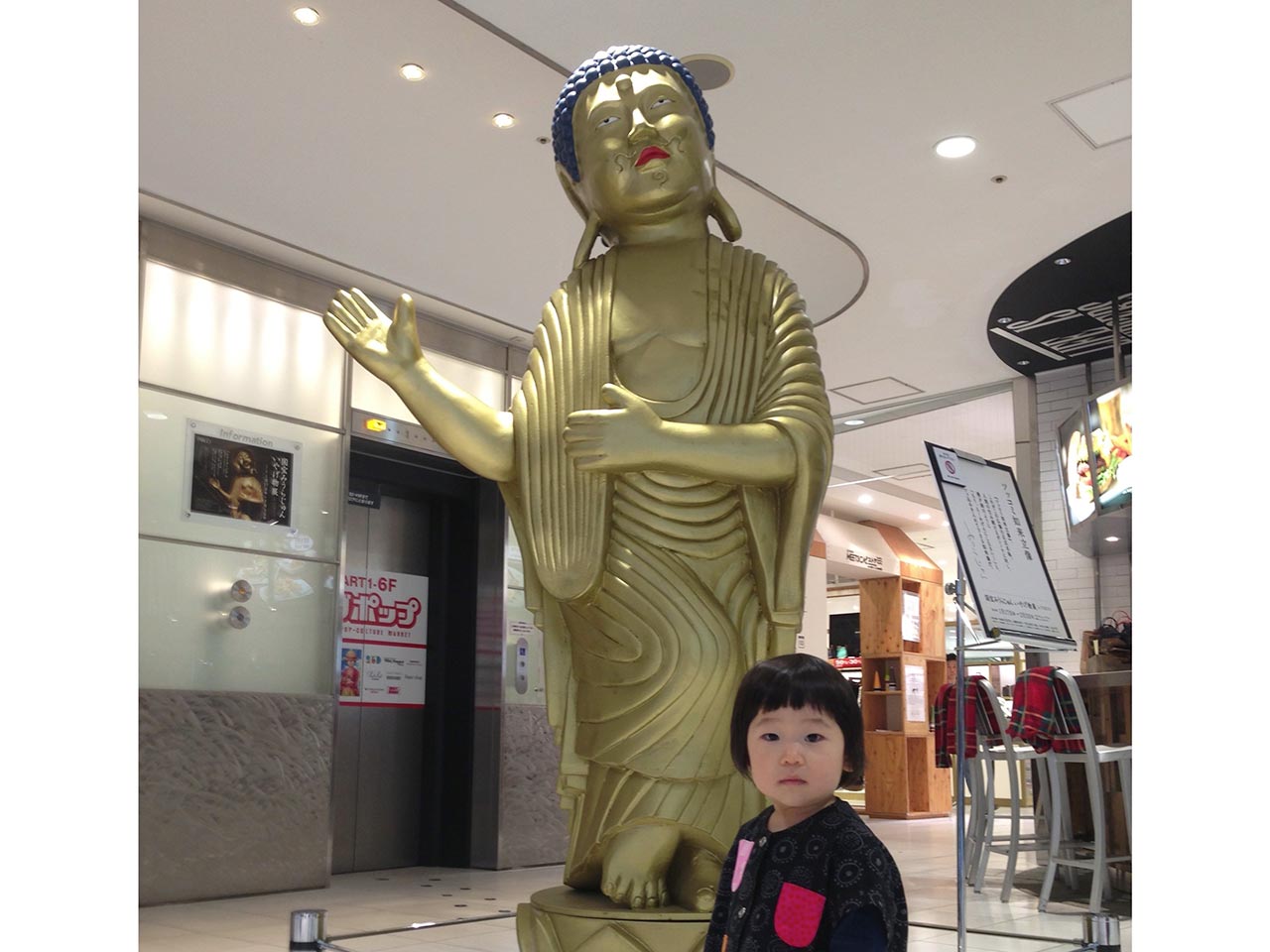 仏像とお子さん