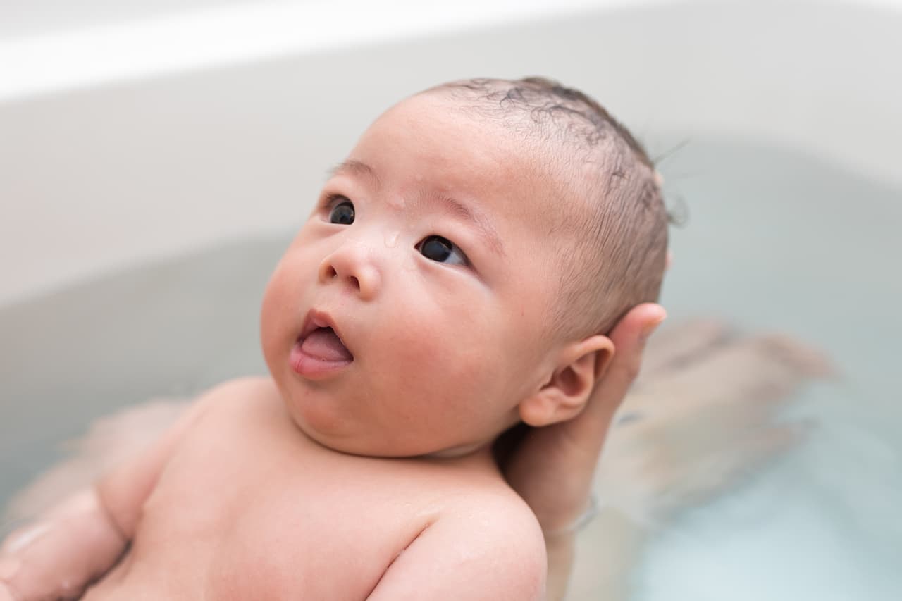 入浴中の赤ちゃん
