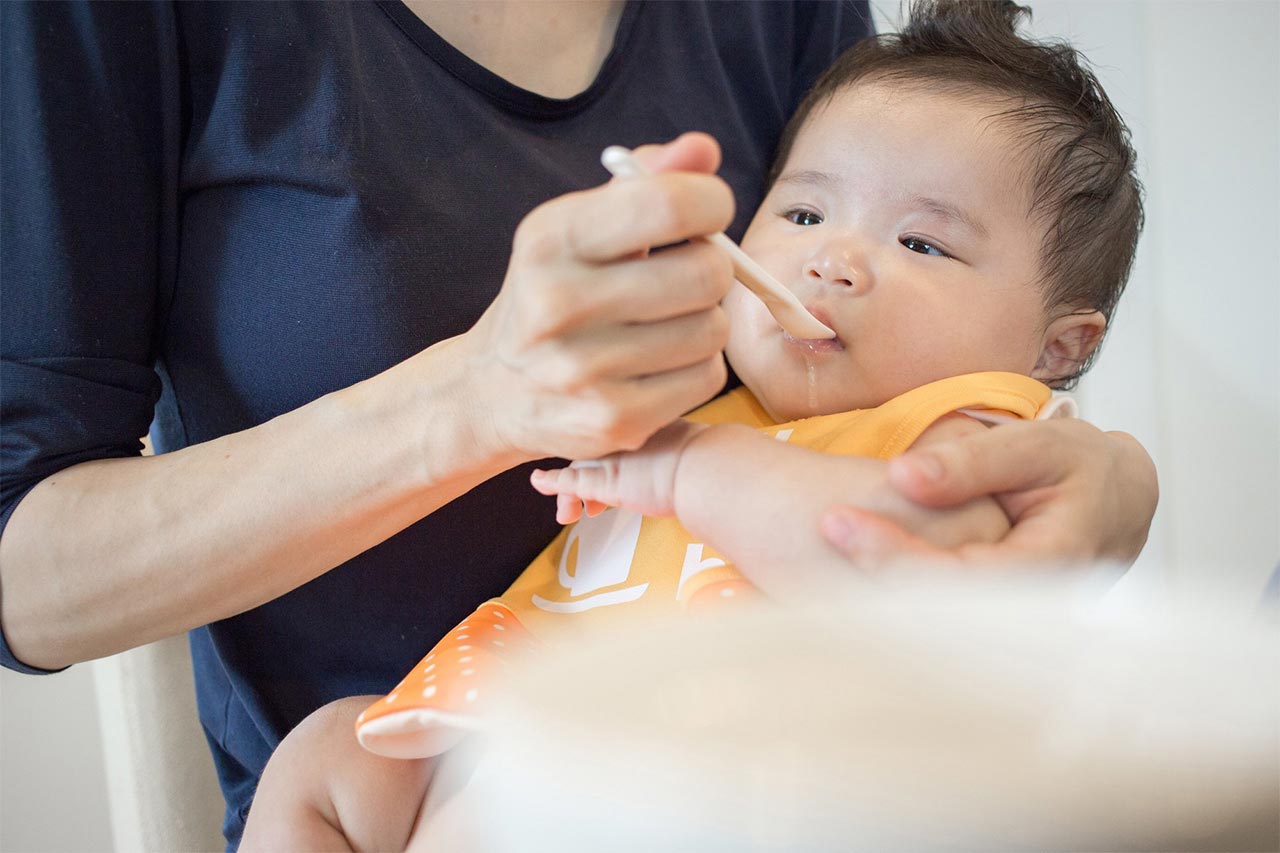離乳食を食べている赤ちゃんの画像