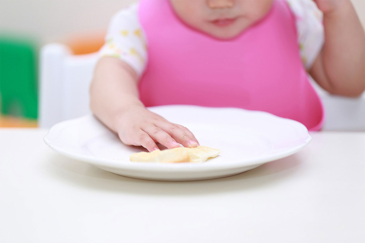 手づかみ食べをする赤ちゃんの画像1