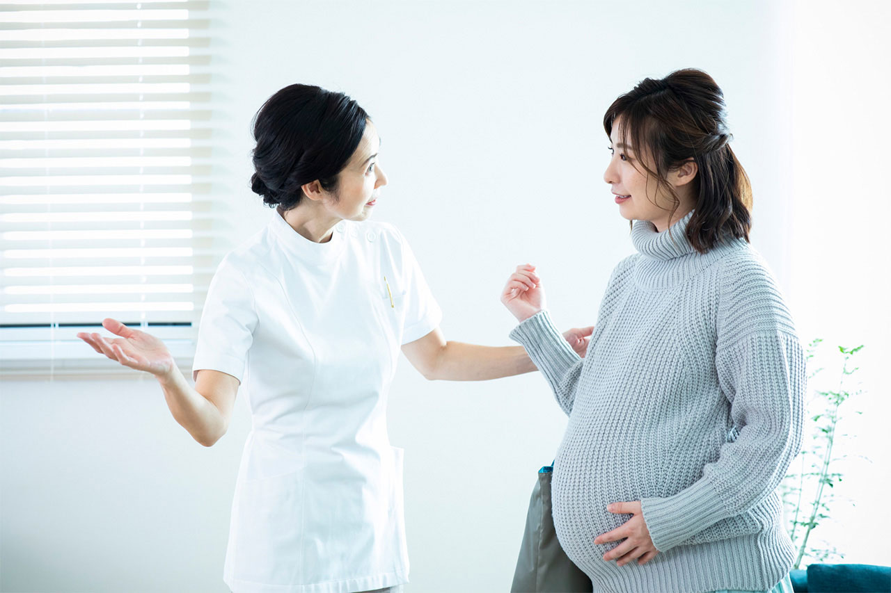 助産師さんと妊婦さんが話している画像