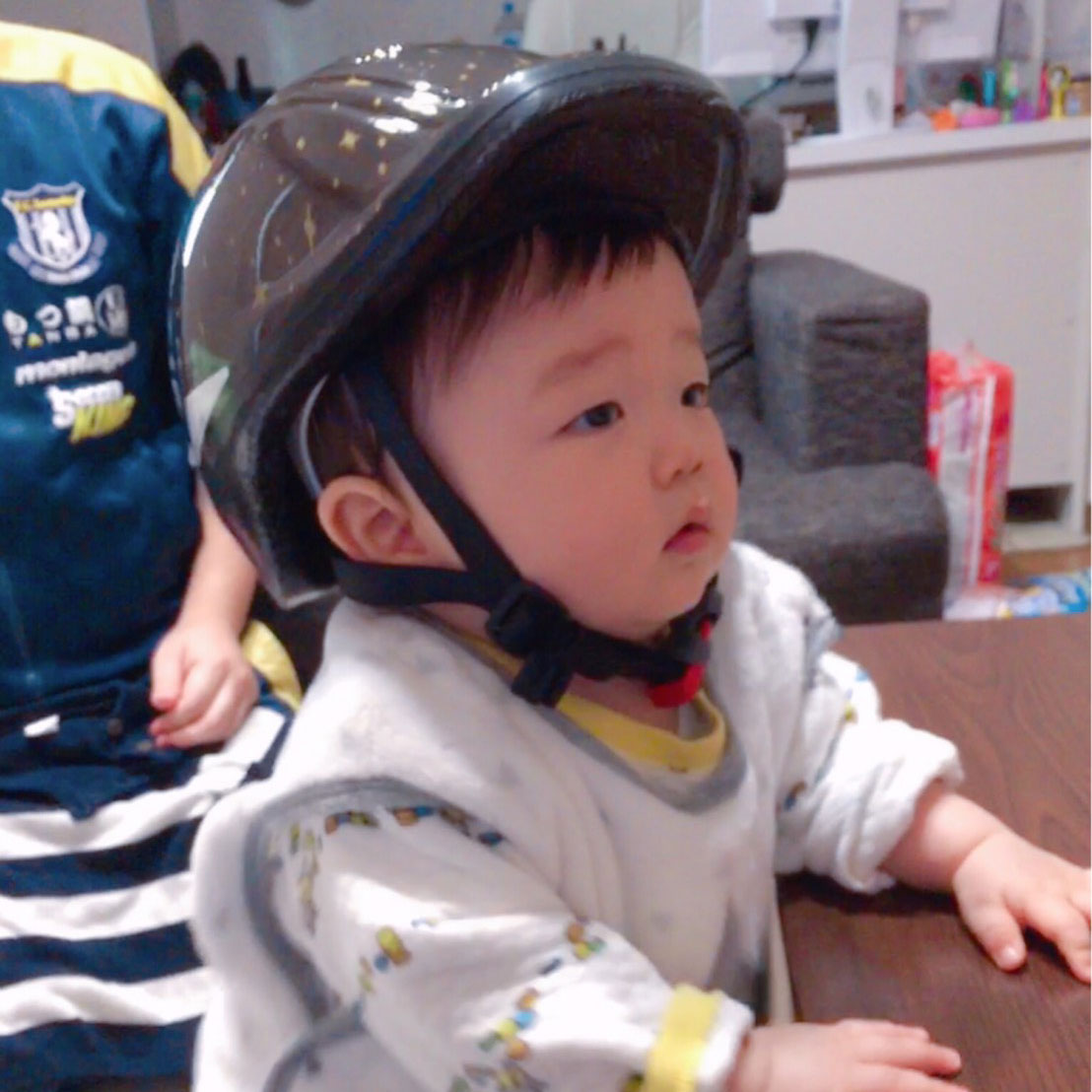 ヘルメットをかぶる息子さん