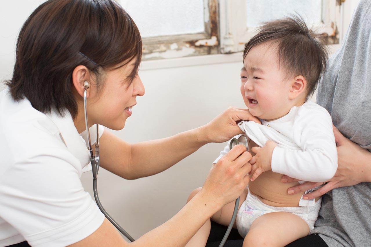 【小児科医が解説】赤ちゃんの風邪で病院を受診する目安は？小児科と耳鼻科どっちがいい？ コモドライフ