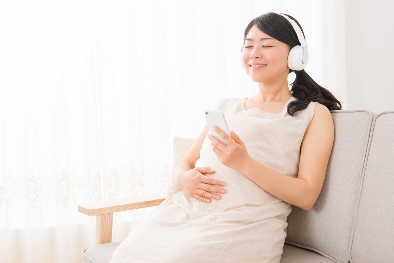 音楽を聴いている妊婦さん