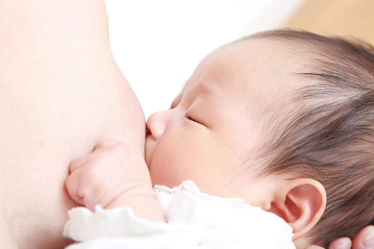 授乳のキホン 赤ちゃんのくわえさせ方など大切なポイントと5つの授乳姿勢を助産師が解説 コモドライフ