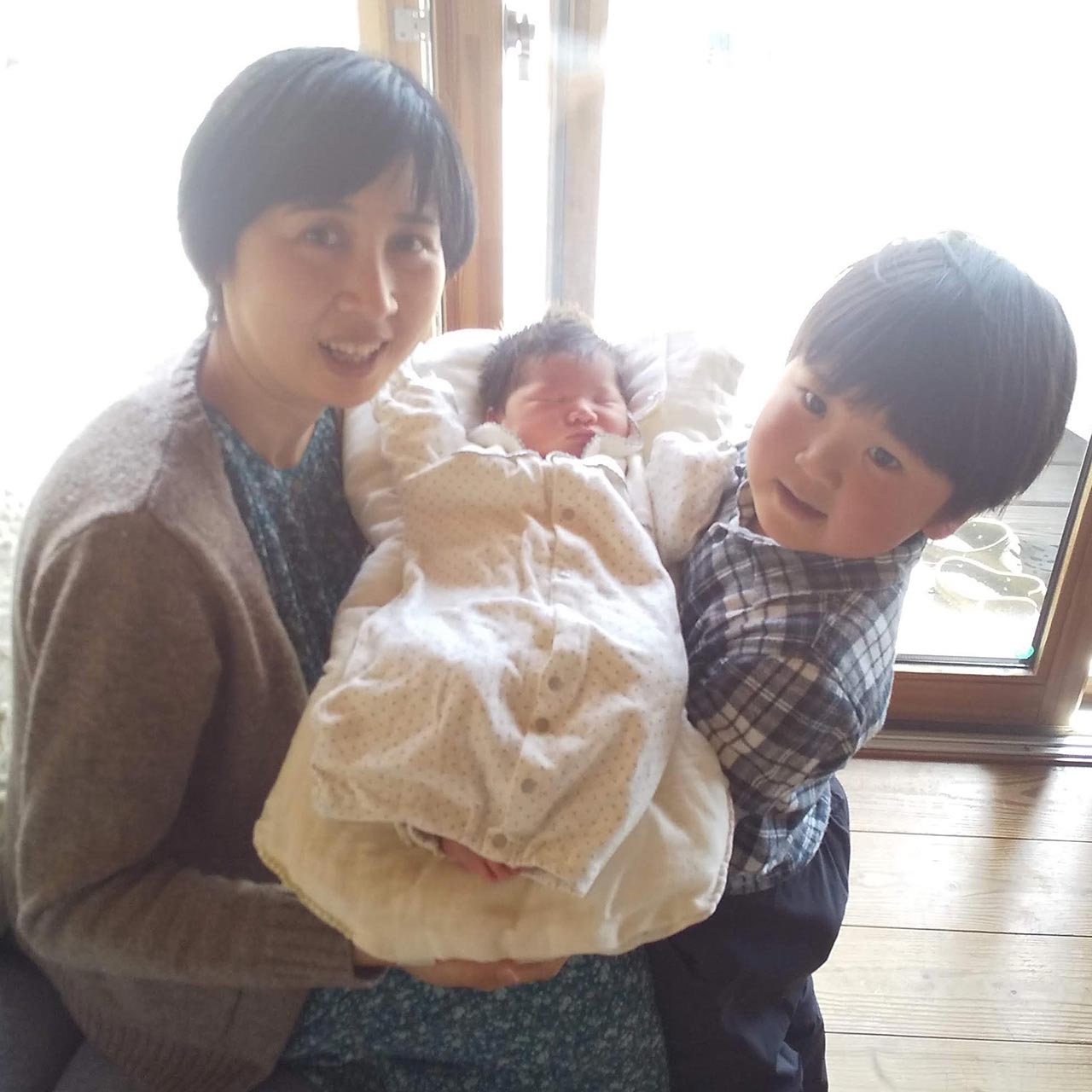 出産の退院後、息子とトッポンチーノではじめての抱っこ。