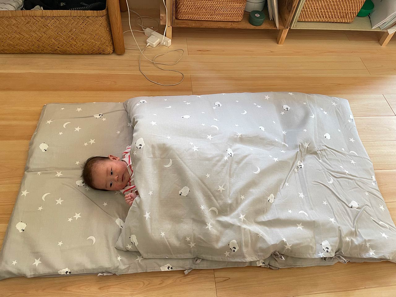 保育園で使うお昼寝布団を購入。試しに寝かせてみたら、蕗ちゃんが小さすぎて笑ってしまいました。