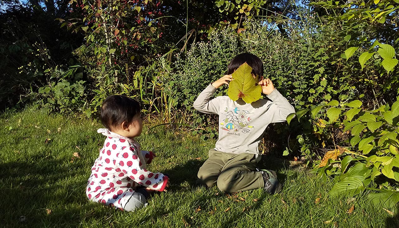 庭で遊ぶ娘と息子。