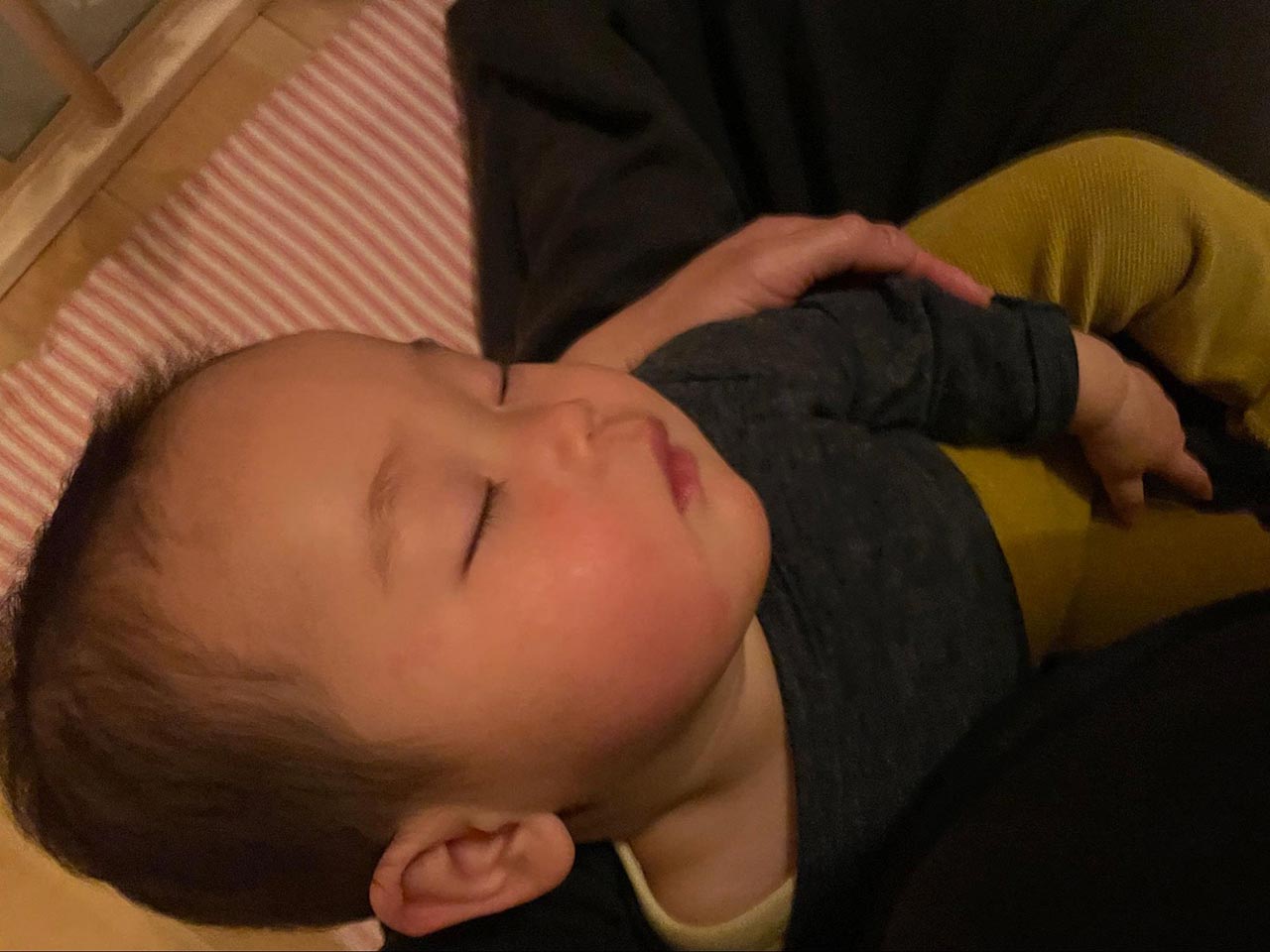 腕の中で寝てしまった赤ちゃんを見下ろすときも、首や背中には大きな負担が…。