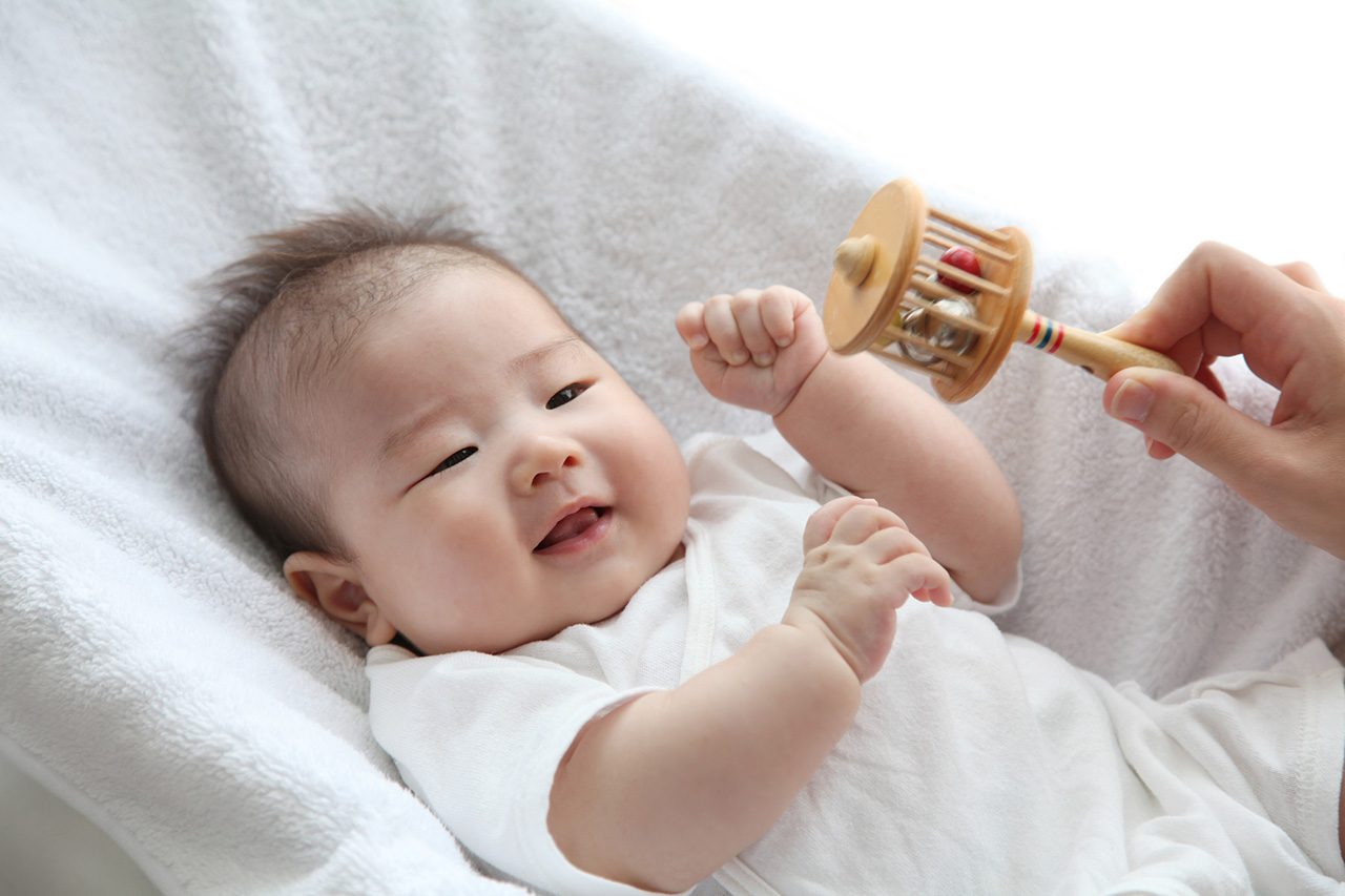小児科医がアドバイス 低月齢の赤ちゃんにおすすめのおもちゃって 選び方のポイントは コモドライフ