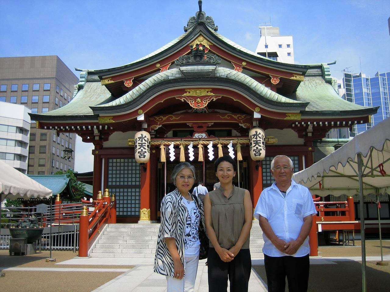 母に誘われて、親子で戌の日に水天宮にお参りに！腹帯を巻いて安産祈願。東京生まれですがこのとき、初めて水天宮様に行きました。