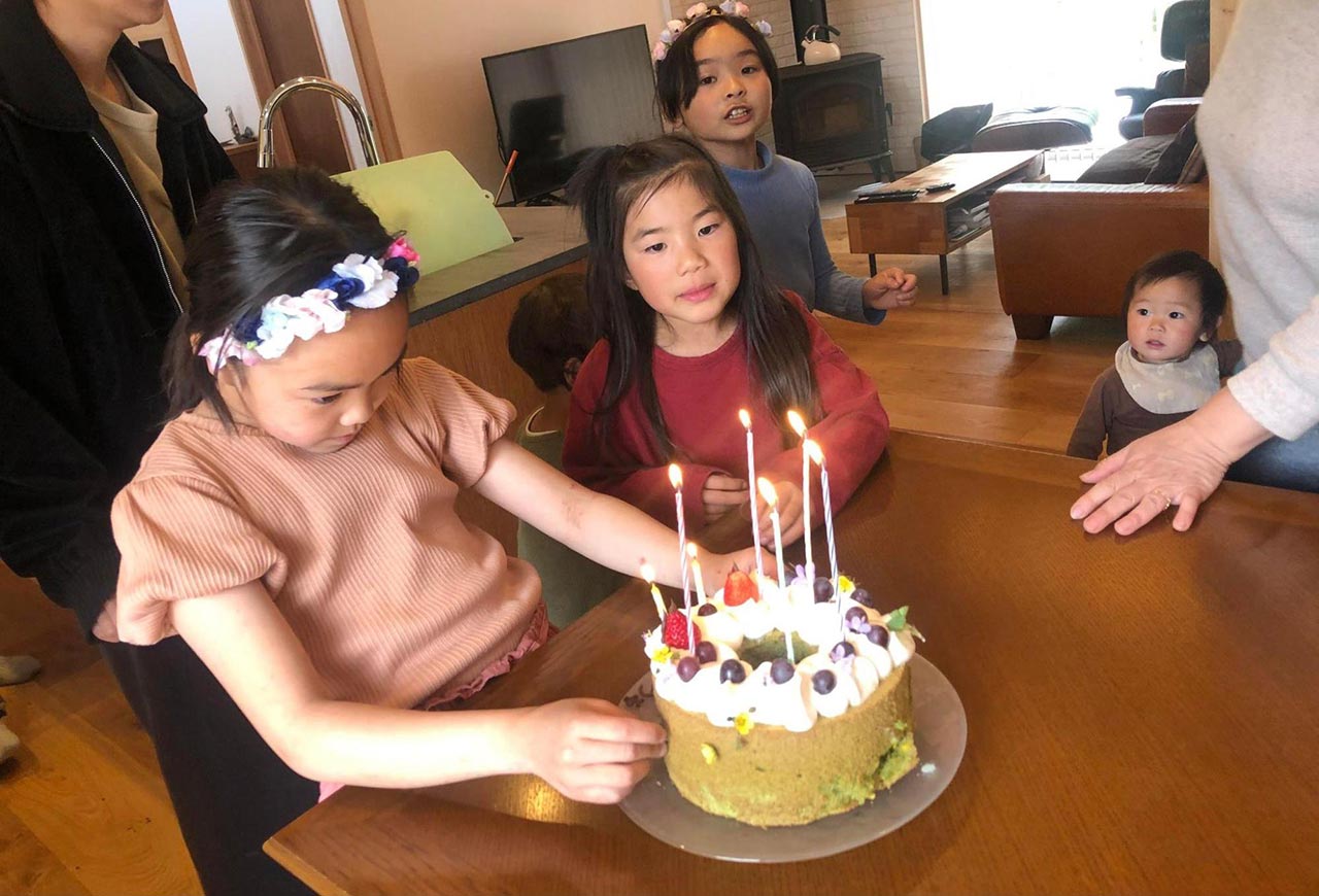 仲間のお誕生日をみんなで集まってお祝い。端っこにいる蕗ちゃんもこの後、ケーキにありつきました。