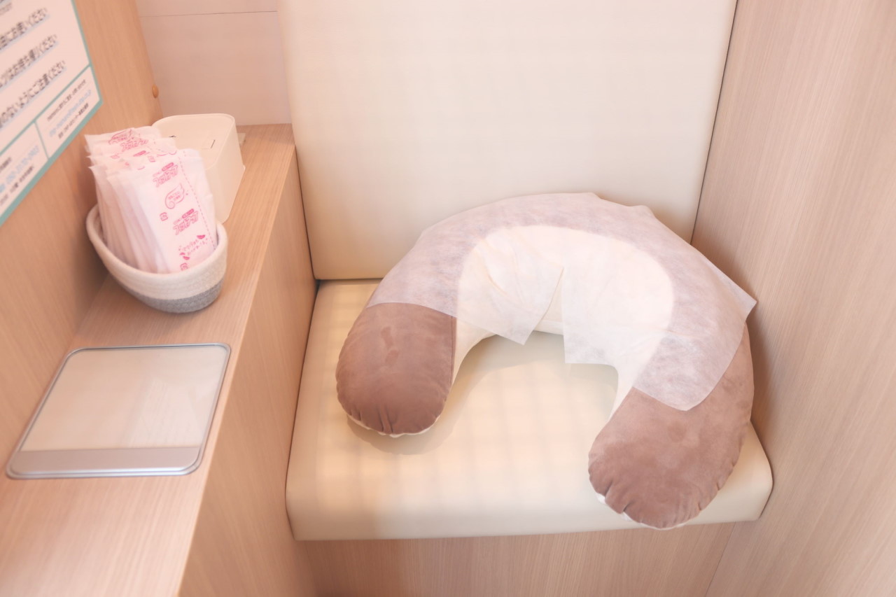 「mamaro™」内に設置された「授乳クッション」「授乳クッション用不織布カバー」「母乳パッド」