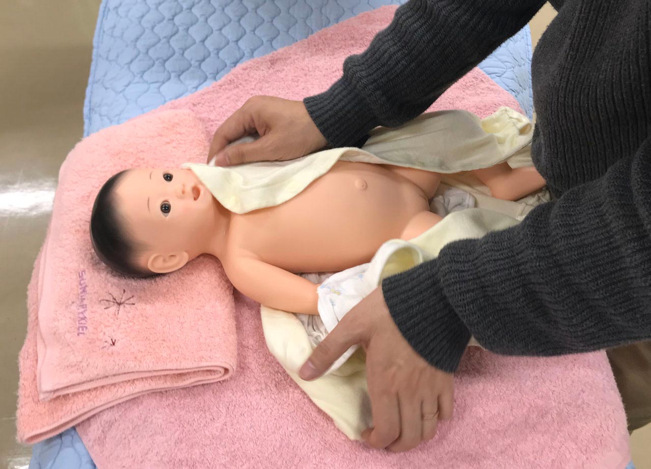 新生児の赤ちゃんのお人形