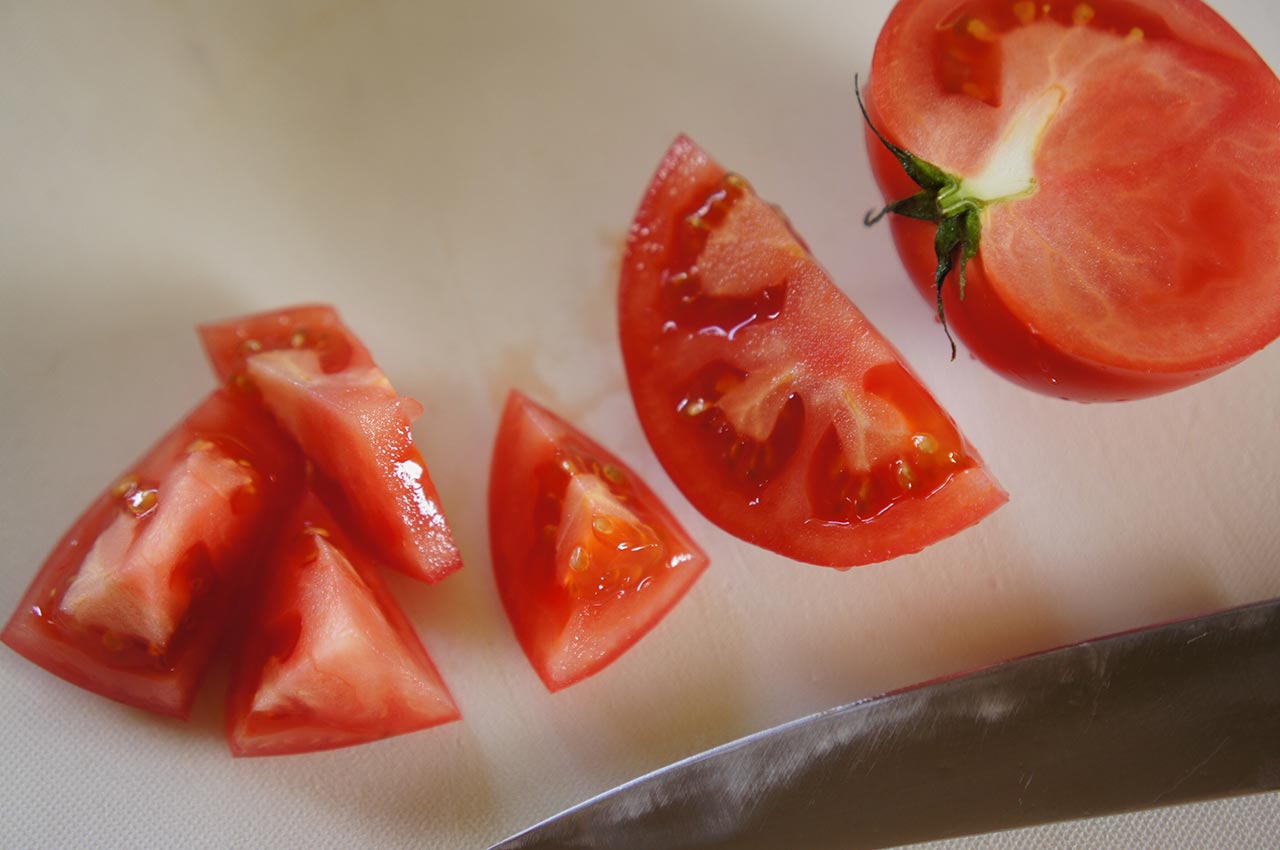 トマトのヘタを取り、一口大に切る。