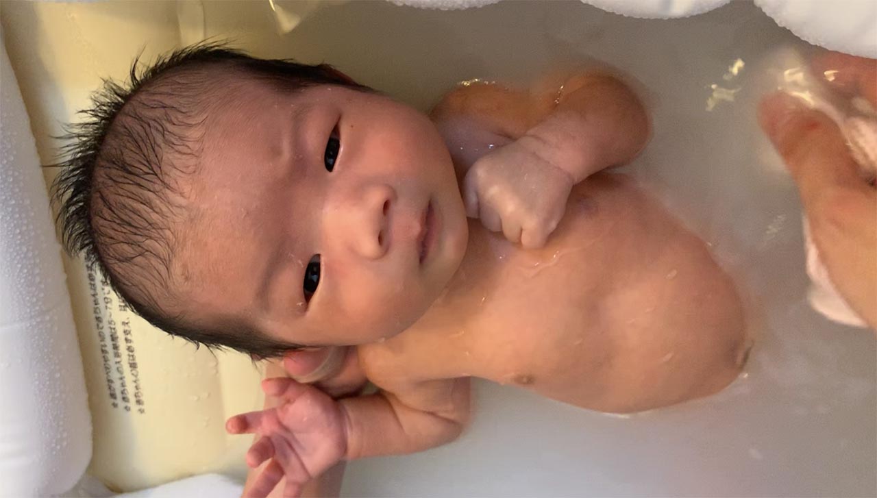 イラストレーター・角裕美さんの、赤ちゃんと一緒。「初めてのおふろ」のおはなし。