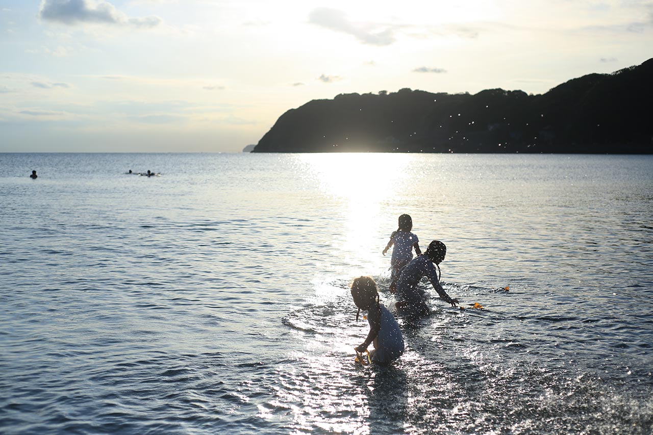 海で遊ぶ子どもたち