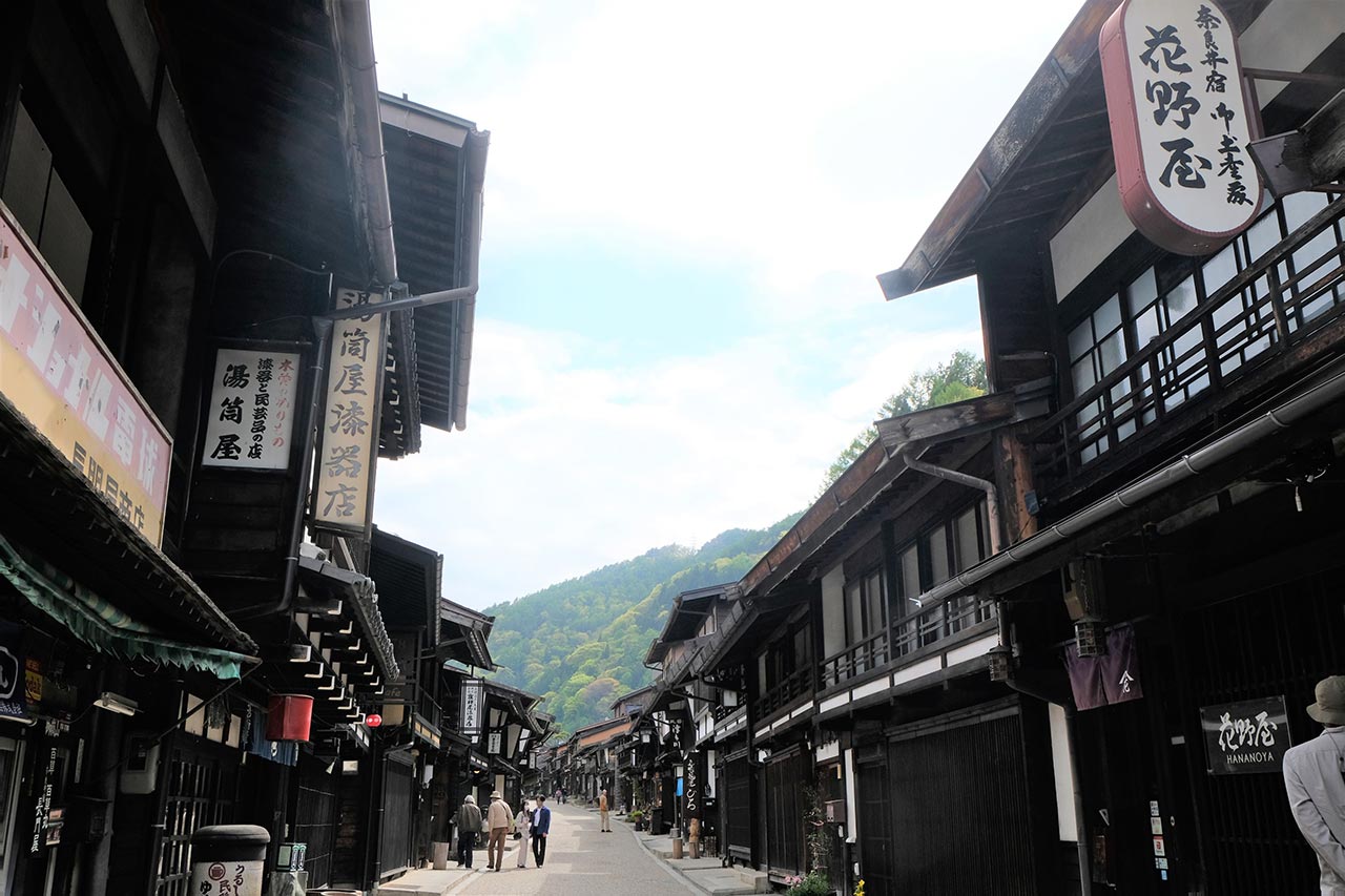 約１kmに渡って民宿や漆器店、食事処が立ち並ぶ奈良井宿は、日本最長の宿場だそうです。