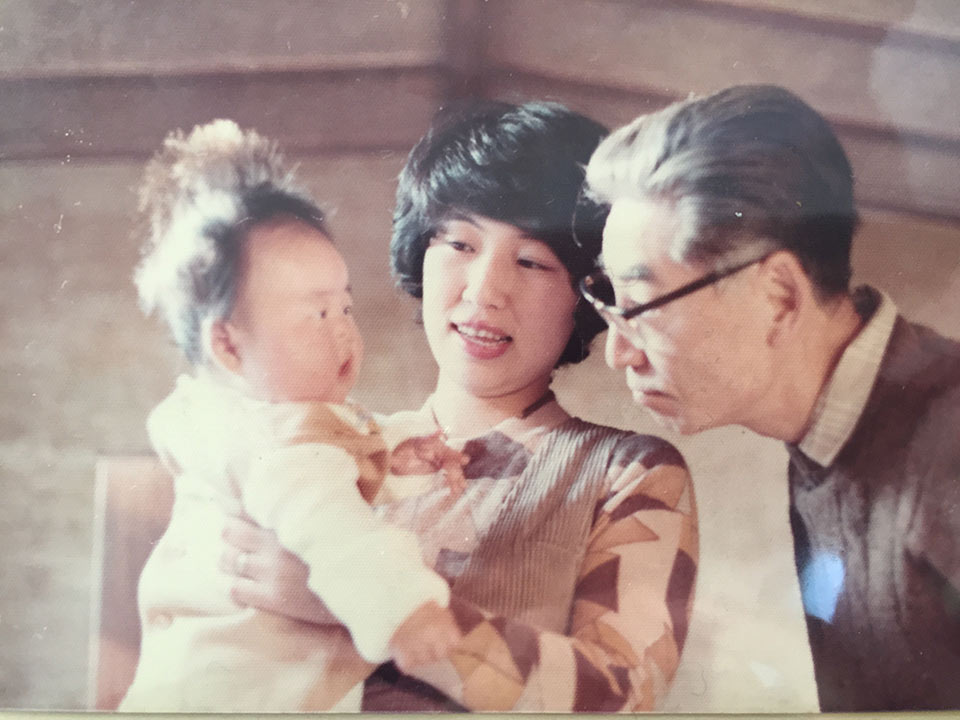 赤ちゃん時代の私と母、そして祖父。
