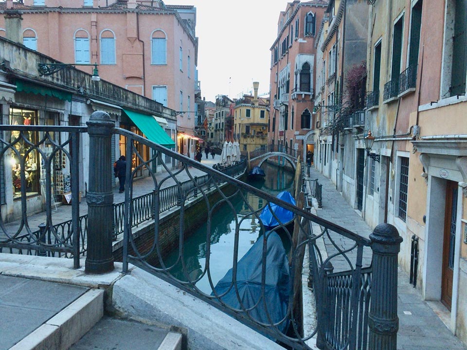 ヴェネツィアには階段タイプの橋が400ほど