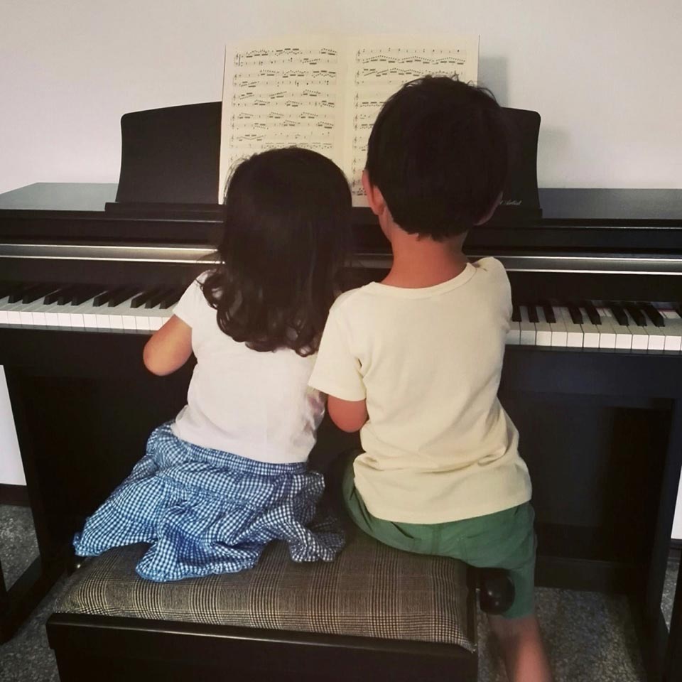 ママのピアノに夢中の子どもたち