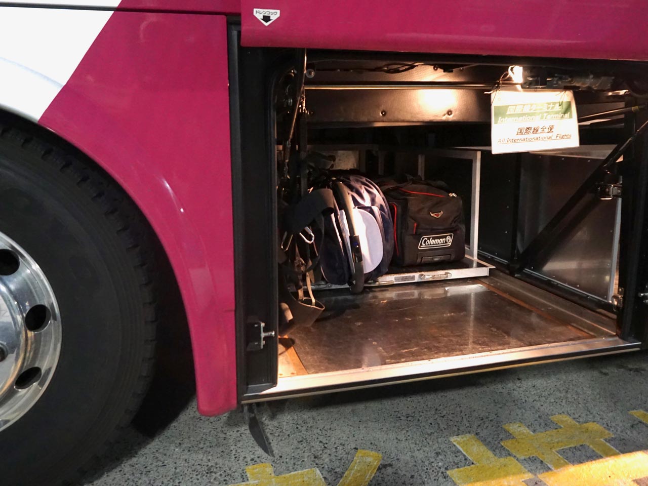 リムジンバスでは、ベビーカーは折りたたんで大きな荷物と一緒に載せてもらう