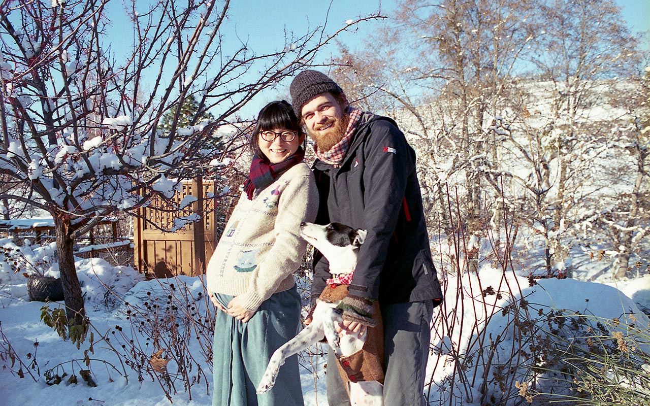 雪景色をバックに家族写真。