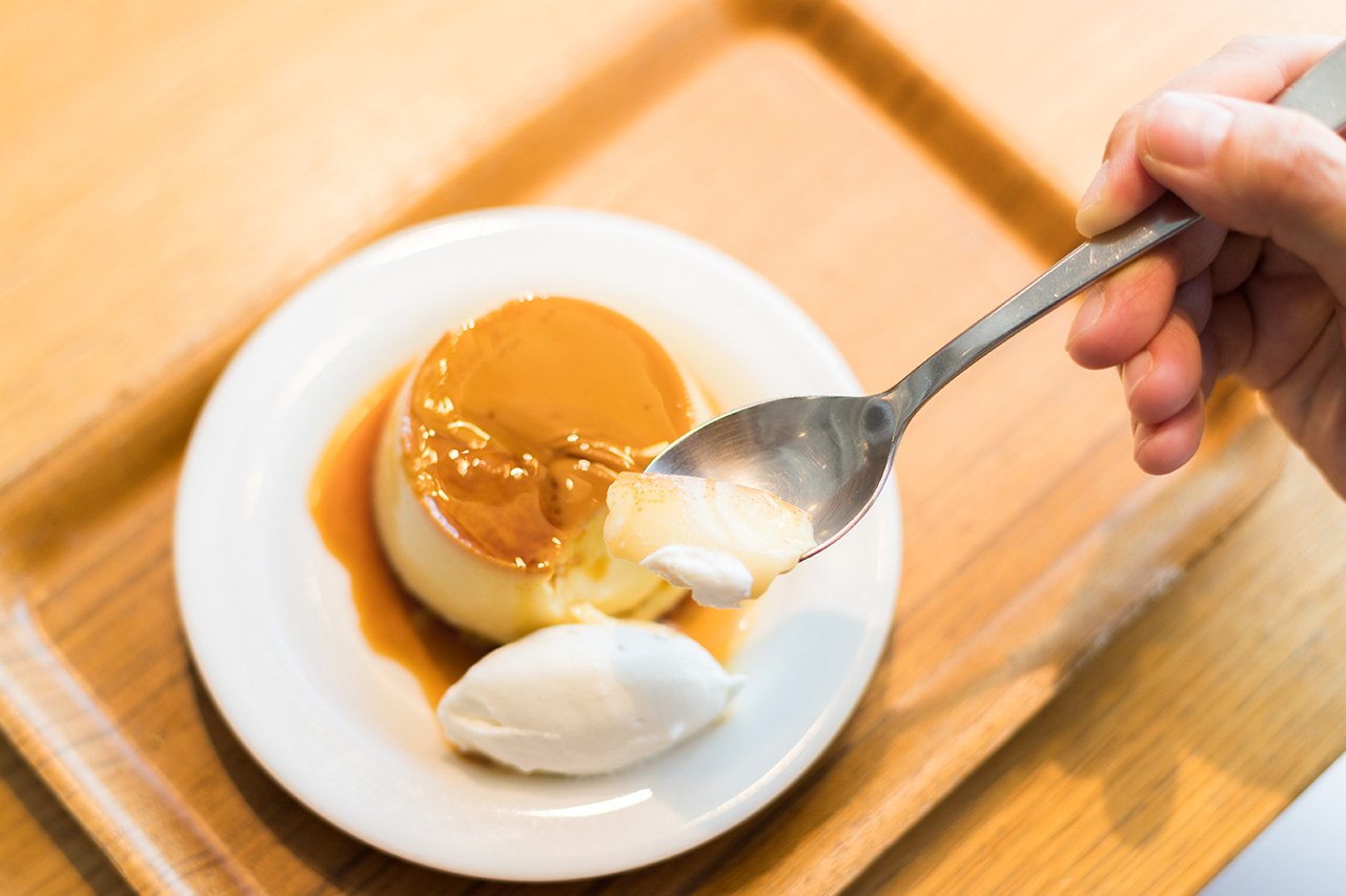 人気のデザートは沖縄県産のさとうきびのお砂糖「本和香糖（ほんわかとう）」を使った「焼きプリン」