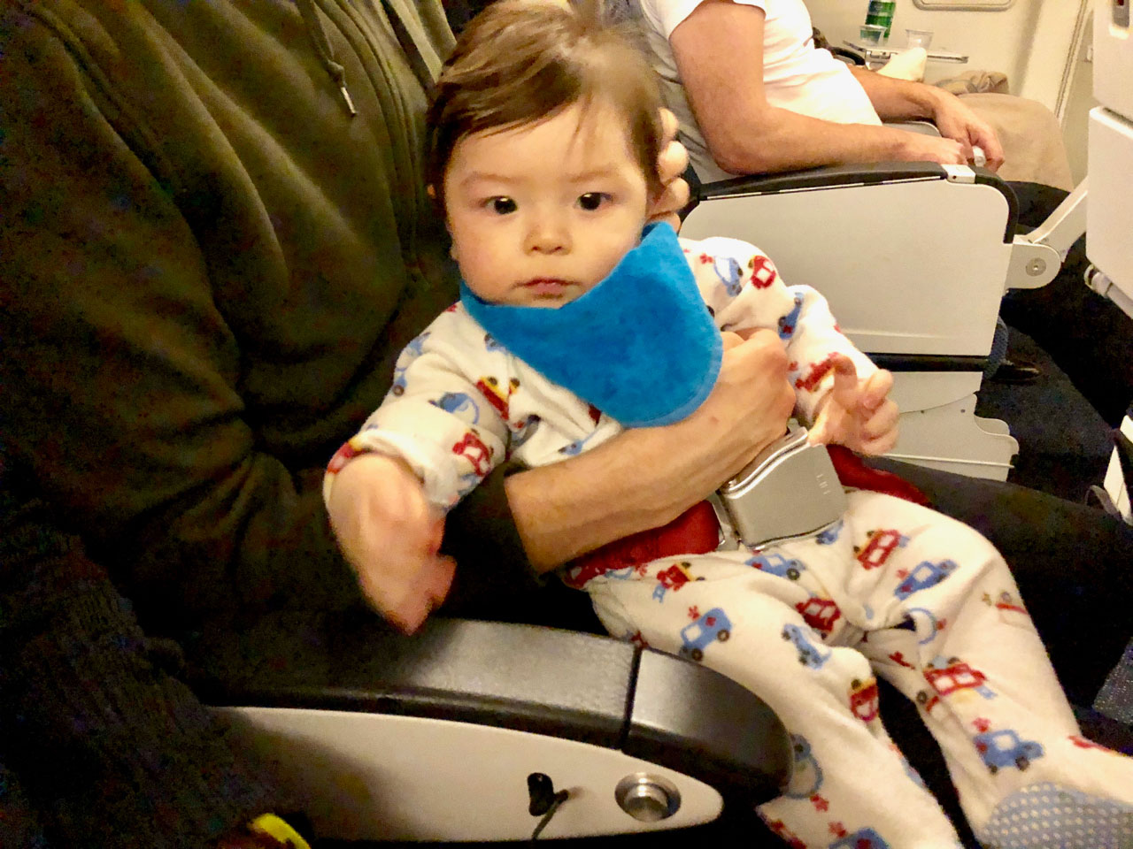 シートベルト着用のサインが出ている時は、大人のシートベルトに赤ちゃん用の赤いシートベルトを繋げて装着する。