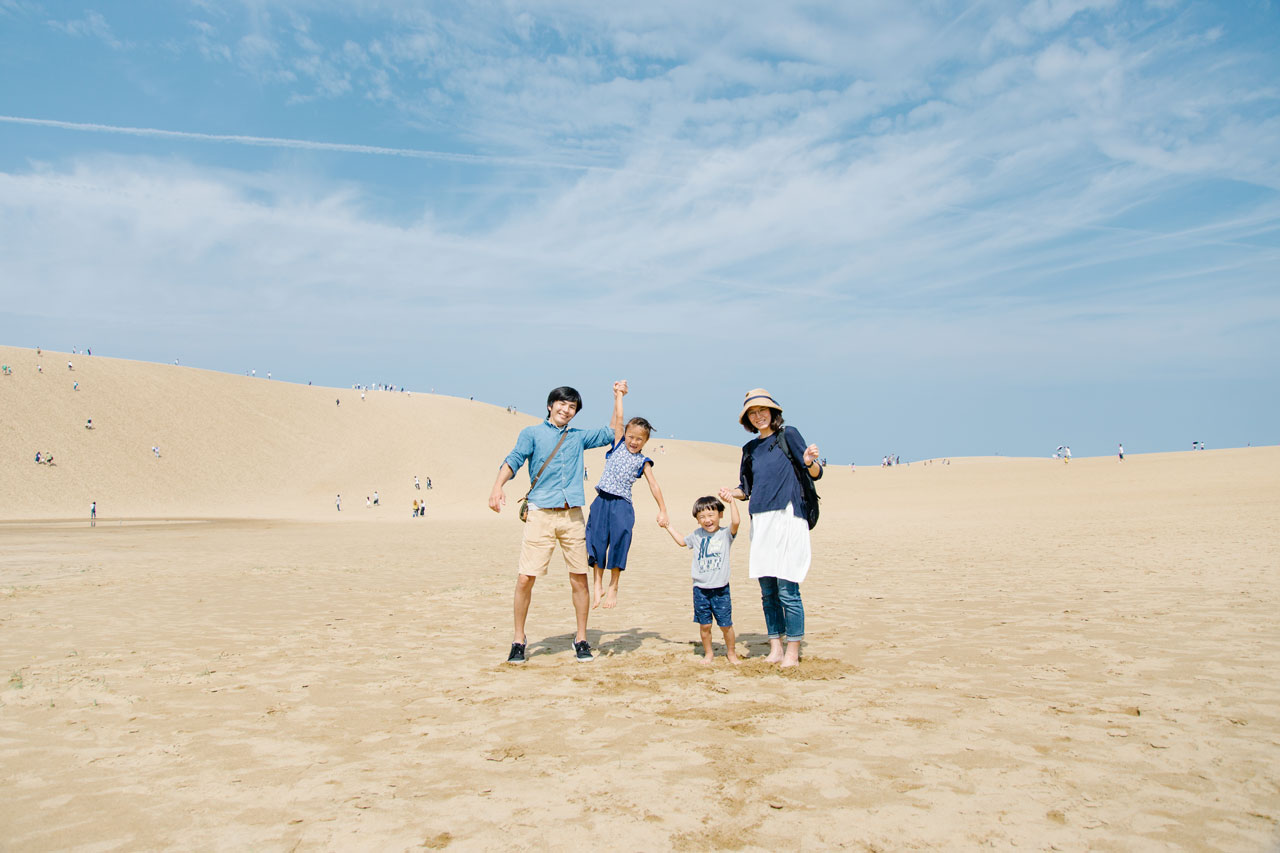 鳥取旅行で行った鳥取砂丘で三脚を立てて家族写真を撮影。