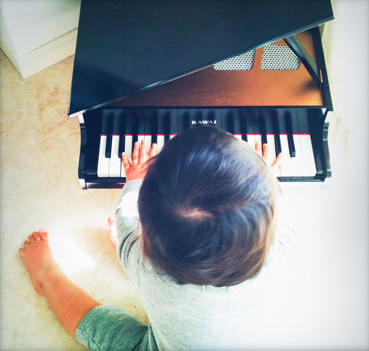 初めてのお誕生日プレゼントは小さなグランドピアノ