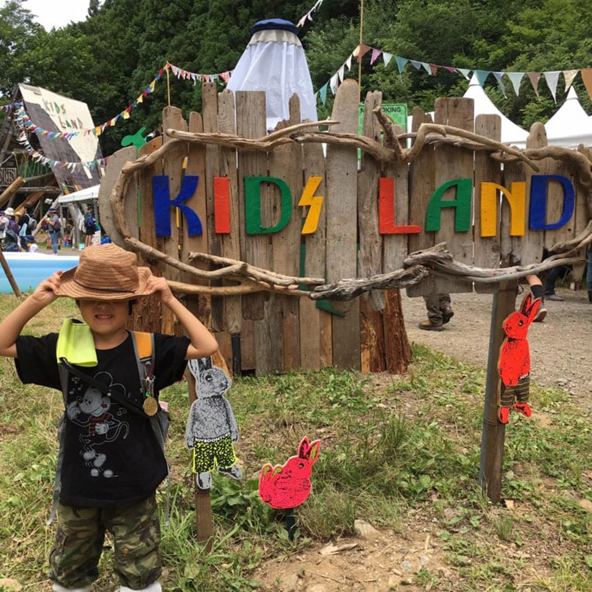 KIDS LANDという子どもの遊び場の前での写真