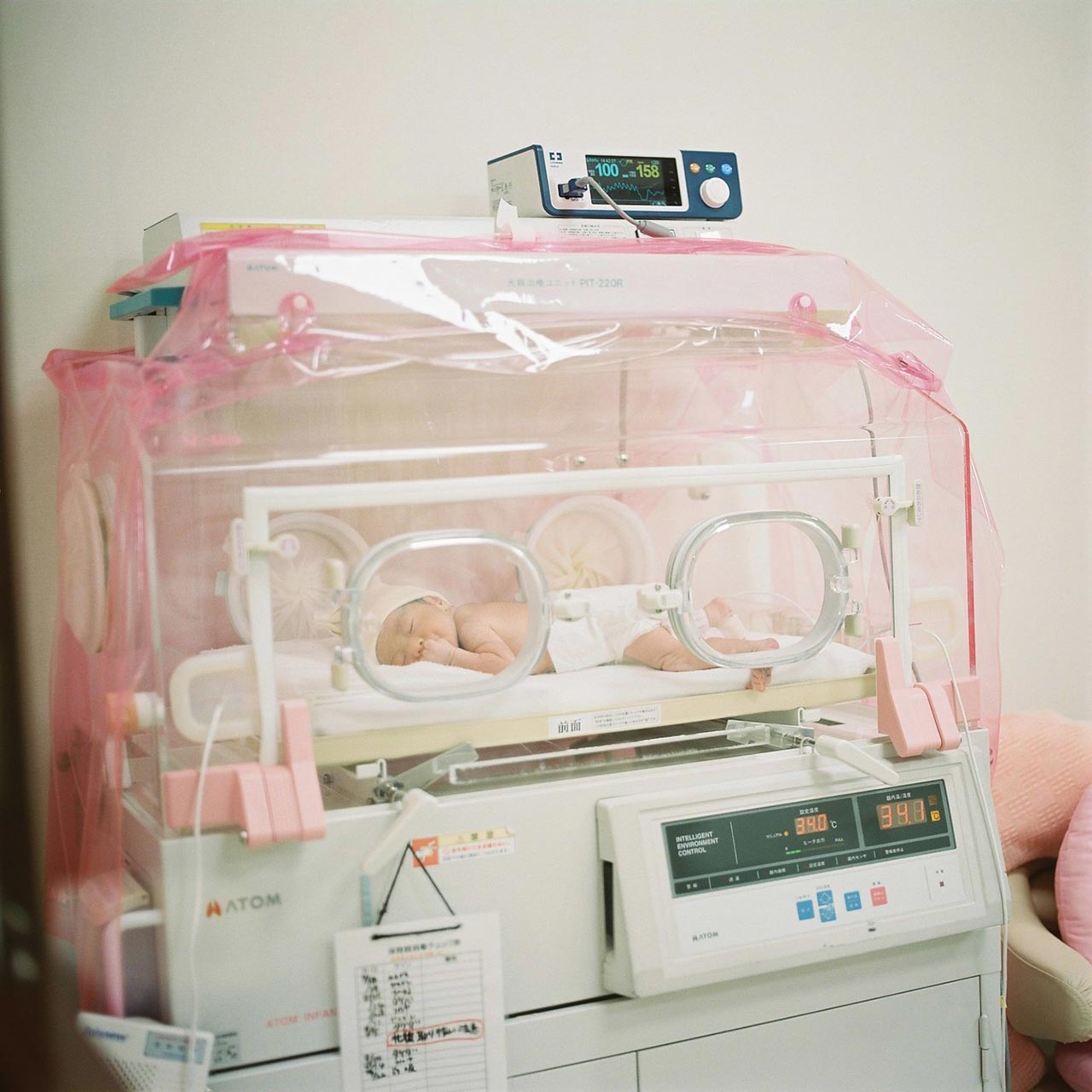 低体重児で生まれた娘が入っていた保育器。