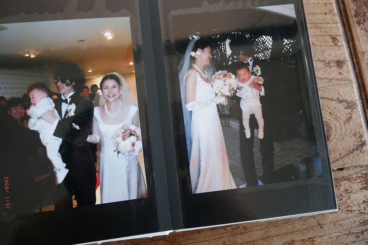 子どもを抱えた結婚式の写真のアルバム