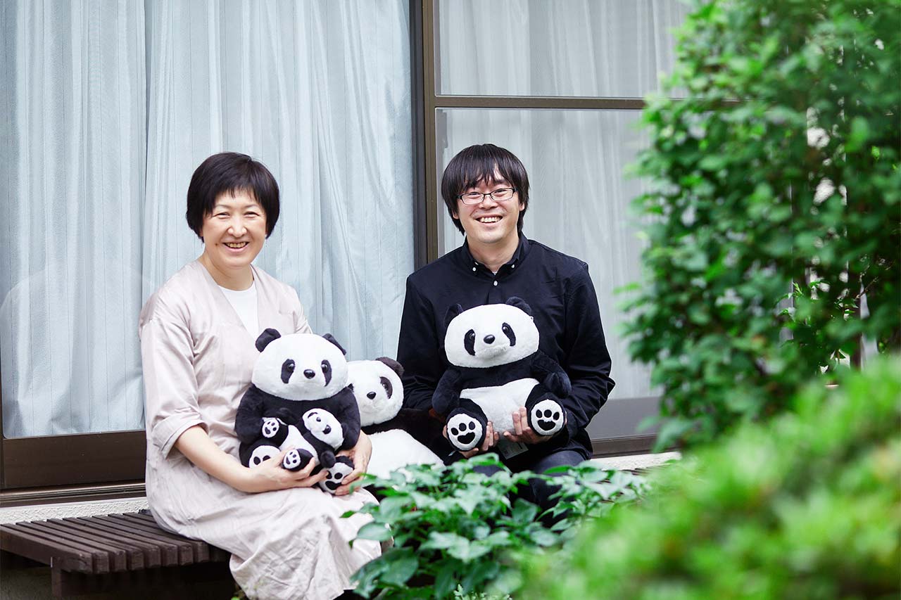 高氏さんの数あるパンダコレクションの中でも一番のお気に入り親子パンダを抱っこさせてもらいました。（左端）