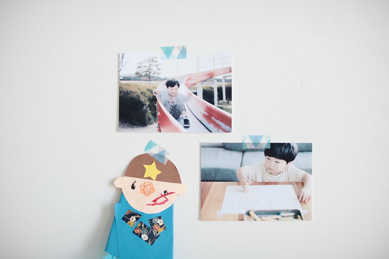 お気に入りの写真やポストカード、子どもの作品などを壁に飾るときにマスキングテープを使用