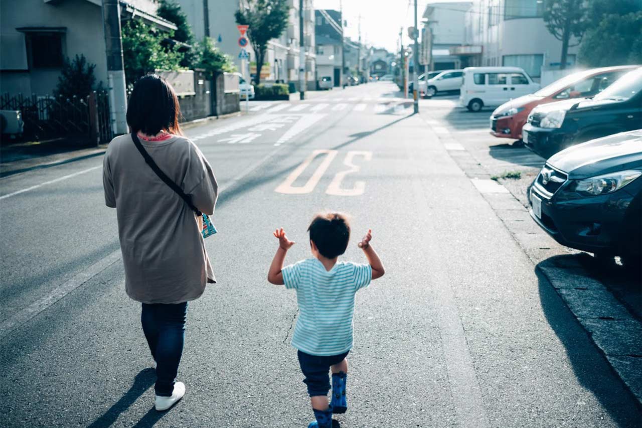 奥様とお子さんが道を歩いている写真