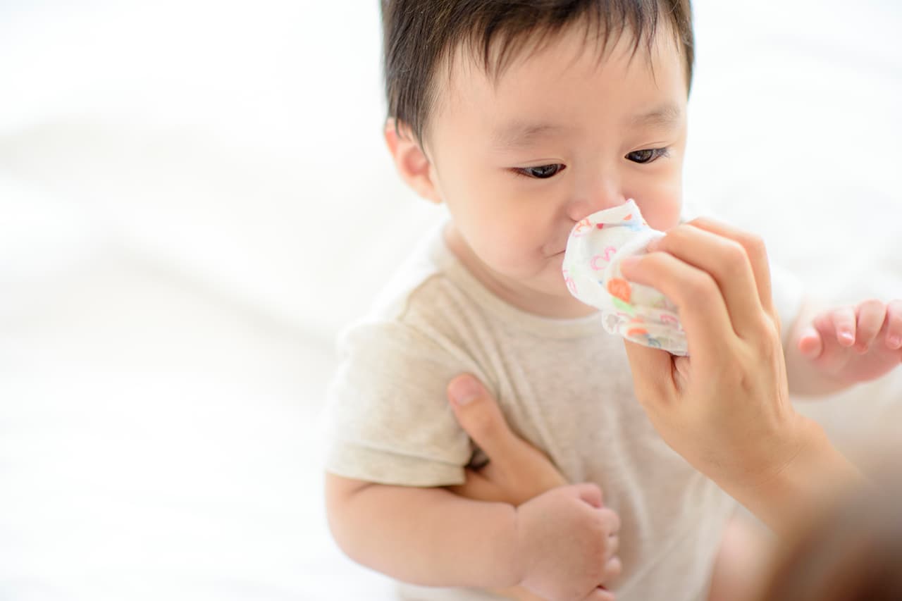 赤ちゃんの鼻水は吸ったほうがいいの？家庭で吸うコツや受診の目安を小児科医が伝授します！ 鼻水吸引のコツ コモドライフ