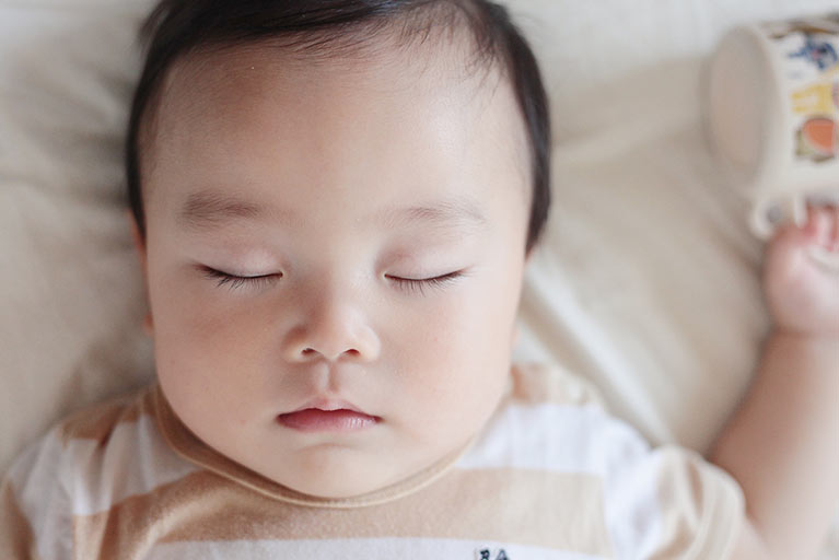 新生児〜１才までの赤ちゃんの寝かしつけと夜泣きのこと