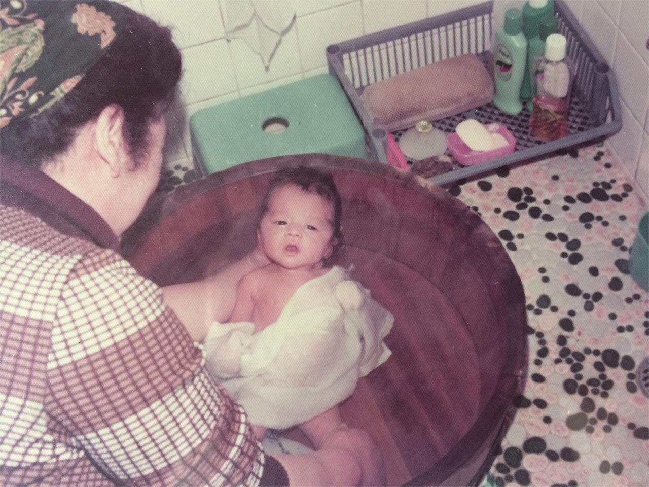 これは私が新生児の頃の沐浴ショット。祖母が入れてくれたようです。