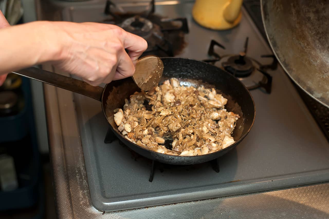 タラは玉ねぎを炒めた同じフライパンで焼き、火が通ったら混ぜ合わる。
