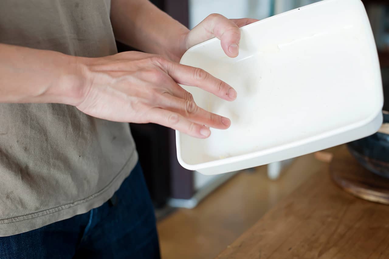 容器の内側にバターを塗ることで焦げ付きを防ぐ。洗い物も楽に♪