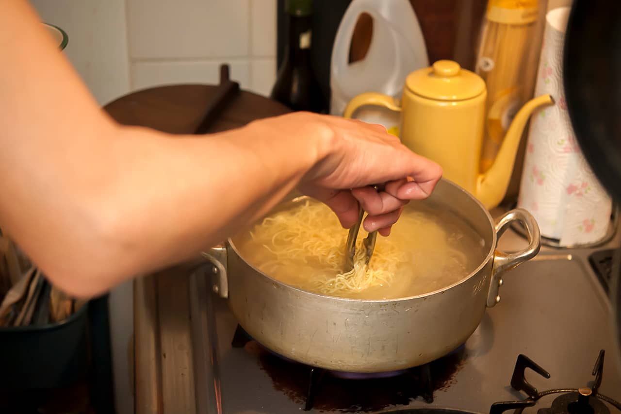 麺は大きめの鍋で茹でるのがポイント。麺は箸よりもトングの方が扱いやすい