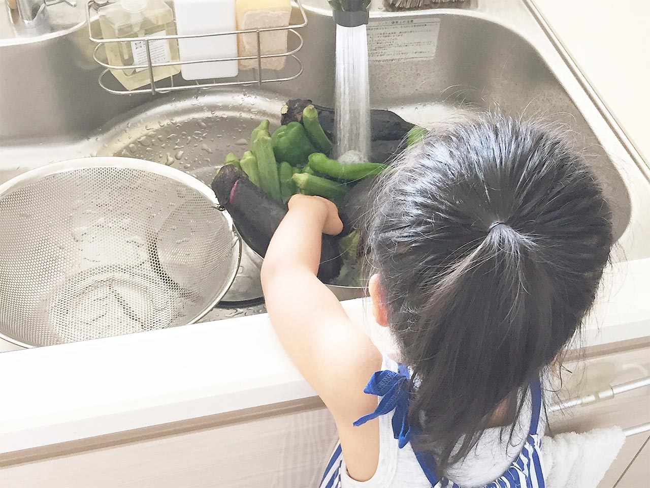 野菜を洗うお子さん