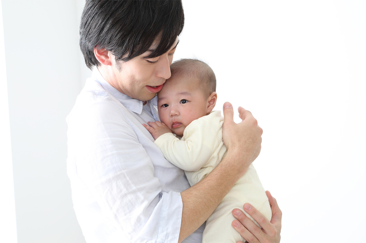 パパに抱っこされている赤ちゃんの画像